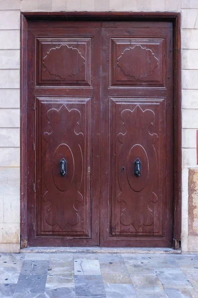 パルマ マリョルカのスペインの街の歴史的な部分で木製の飾り付きの古い木製ドア — ストック写真
