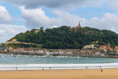 geniş kumsalı ve arka planını bir dağ, İsa'nın büyük bir heykel gemilerde ile defne üstten görünüm
