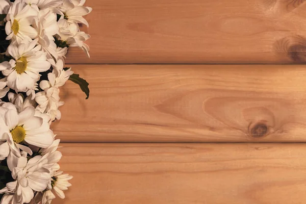 美丽的白色雏菊在一个木制的背景与复制空间 — 图库照片