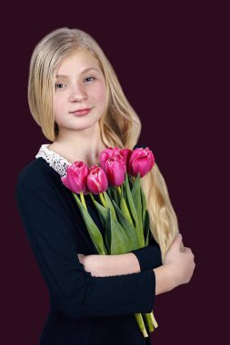 gülümseyen bir sarışın portresi laleler koyu arka plan üzerinde bir buket