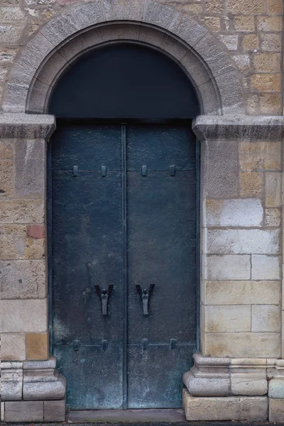 ドイツのマインツ市の美しいドア ハンドルを持つ古い金属製のドア — ストック写真