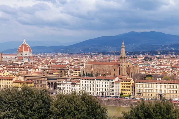 Kırmızı kiremitli çatılar ve katedralleri eski İtalyan şehir Floransa Üstten Görünüm