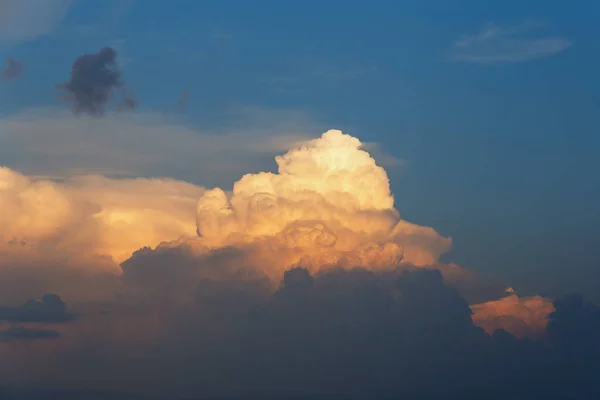 美丽的阳光普照云在日落在夏日作为自然背景 — 图库照片