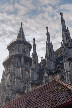 ön planda bir eski döşenmiş çatı ile Alman Ulm şehir güzel bir Gotik Katedrali parçası