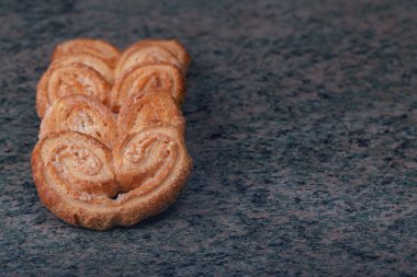 Şekerli kurabiye bakkal arka plan olarak bir kalp şeklinde bir grup