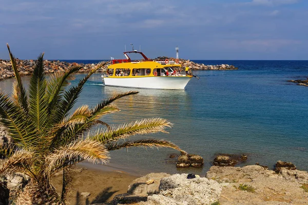 Vista Del Barco Con Los Turistas Navegando Orilla Con Bosque —  Fotos de Stock