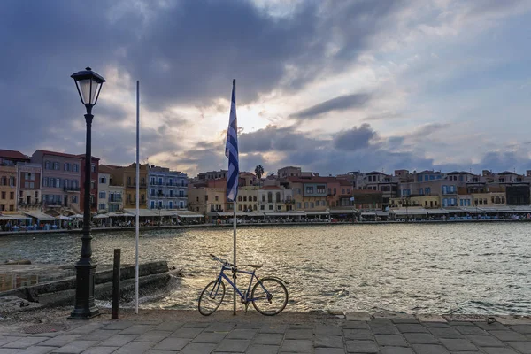 希腊城市哈尼亚的长廊与一个孤独的自行车在前景在日落背景下 — 图库照片