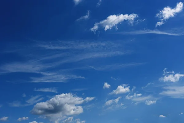 Hermoso Cielo Azul Con Cúmulos Blancos Nubes Cirros Hasta Horizonte —  Fotos de Stock