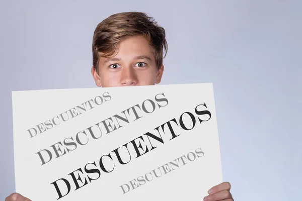 Portrait Adolescent Avec Une Feuille Papier Avec Inscription Espagnol Descuentos — Photo