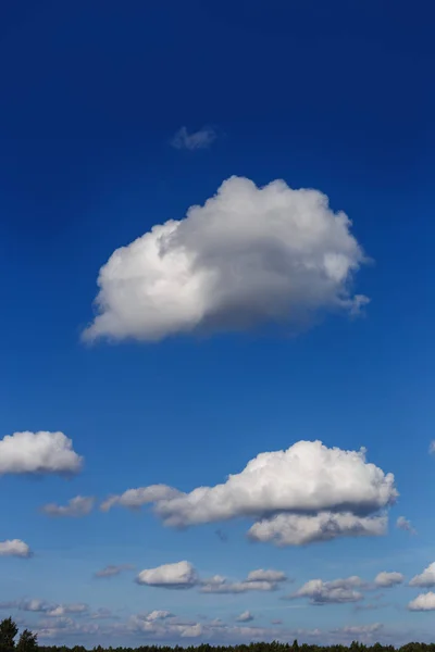 Beau Ciel Bleu Avec Des Nuages Blancs Comme Fond Naturel — Photo