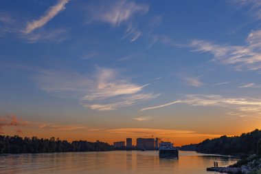 güzel yaz günbatımı gemi ve şehir siluetleri ile