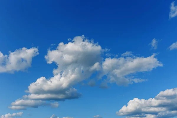 Gyönyörű Kék Eget Fehér Cumulus Felhők Horizonton — Stock Fotó