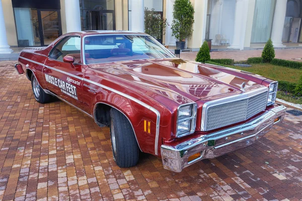 Soçi, Rusya-4 Haziran 2016-Amerikan Cadillac Brougham otoparkta