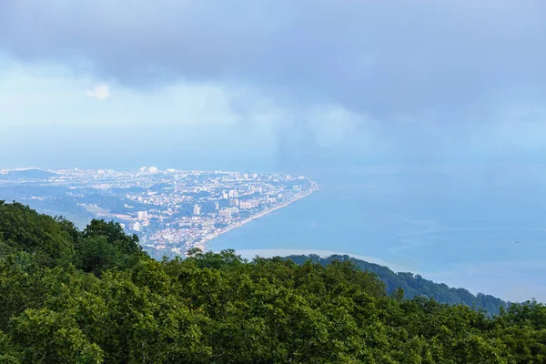 夏天雨天从山上到旅游胜地索契镇的景色 — 图库照片