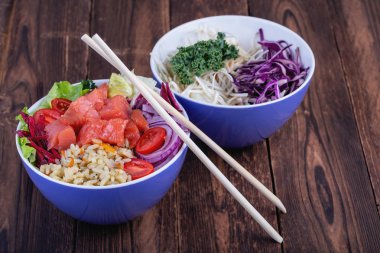 Kase grafiklerde poke. Çiğ balık, pirinç ve halhy ahşap adam sebze