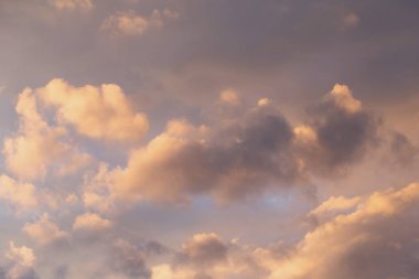 Güneş tarafından aydınlatılmış bulutlar ile akşam mavi gökyüzü
