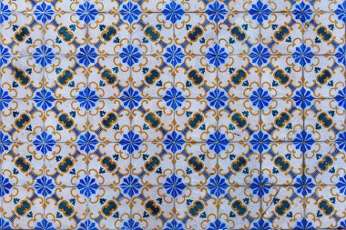 Lizbon 'da bir evin dış duvarının bir parçası seramik fayanslarla dekore edilmiş güzel bir geometrik patırtıyla.