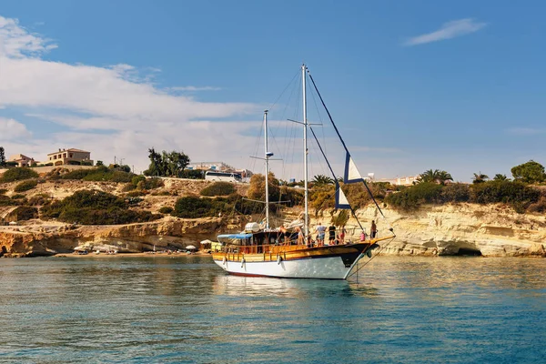 Nave Excursión Con Turistas Puerto Tranquilo Cerca Costa Escarpada Isla —  Fotos de Stock