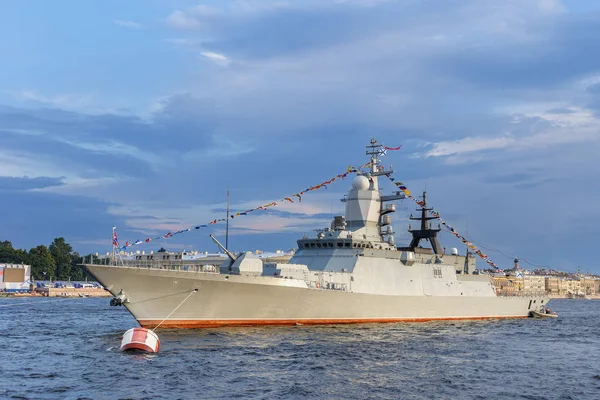 Військовий Корабель Нева Санкт Петербурзі Перед Парадом Проти Блакитного Неба — стокове фото