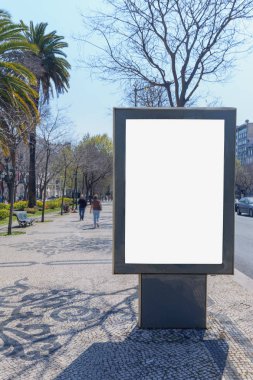 Portekiz başkentinin merkezindeki bulvardaki kısa mesajınız için kopya alanı içeren boş reklam panosu