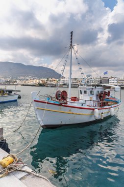 Hersonissos Yunan kasabasının sakin limanında küçük balıkçı teknesi