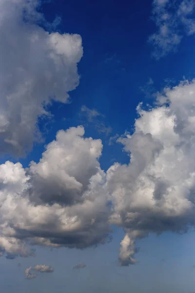 Hermoso Cielo Azul Con Nubes Blancas Como Fondo Natural —  Fotos de Stock