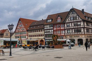 Tauberbischofsheim, Almanya - 27 Mart 2018 - Paskalya tatili vesilesiyle şenlikli kıyafetlerle şehrin ana meydanı