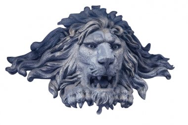 Portekiz'in Porto şehrinde bir binanın cephesinde bir aslan kafası mermer heykel