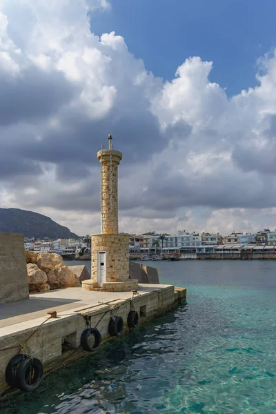 Blick Auf Den Modernen Leuchtturm Ufer Des Griechischen Badeortes Hersonissos — Stockfoto
