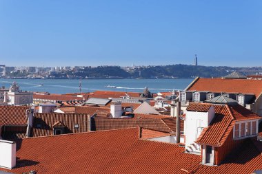 Lizbon antik Portekiz ceminin kiremitçatıları ve mavi gökyüzüne karşı geniş Tejo nehri üst görünümü