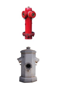 Beyaz arka planda izole edilmiş bir yangını söndürmek için iki eski sokak yangını musluğu