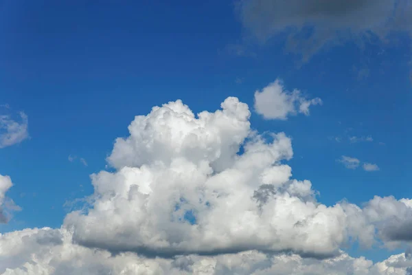 Belo Céu Azul Com Uma Grande Nuvem Cumulus Primeiro Plano — Fotografia de Stock