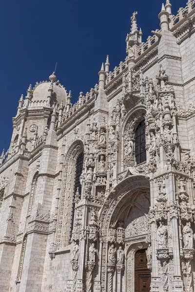 葡萄牙首都里斯本Jeronimos修道院立面碎片的最底层视图 — 图库照片