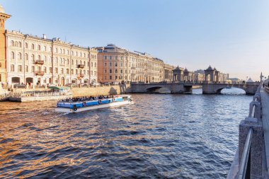 Turizm gemisi Fontanka Nehri üzerinden St. Petersburg 'daki Staro-Kalinkin Köprüsü' ne yelken açtı.