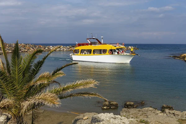 Malá Loď Turisty Vstupuje Klidného Přístavu Řecké Rybářské Vesnice Sissi — Stock fotografie