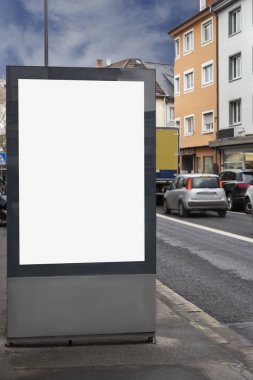 Antik Alman kenti Mainz 'in merkezindeki bulvardaki mesajınız için fotokopi alanı olan boş ilan panosu.