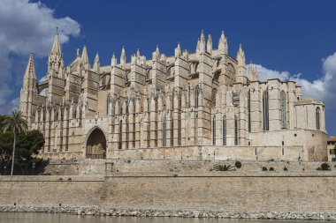 İspanya 'nın antik şehri Palma de Mallorc' taki Aziz Mary Katedrali manzarası