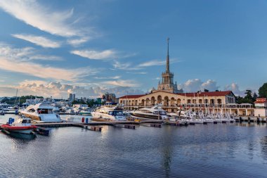Sochi limanının sakin limanında küçük bir yelkenli.