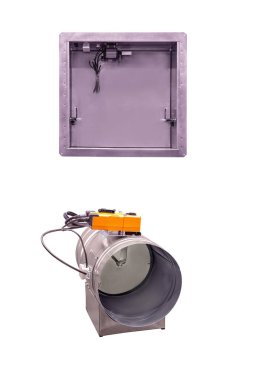 Beyaz zemin üzerinde elektronik kontrollü işlem izole edilmiş endüstriyel hava arıtma sisteminin çeşitli elementleri
