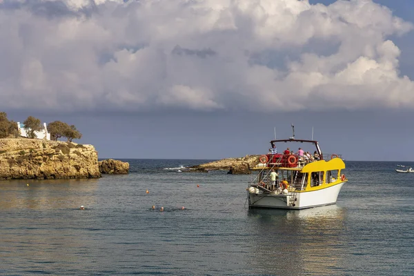 Kleines Schiff Mit Touristen Auf Dem Parkplatz Zum Schwimmen Hintergrund — Stockfoto
