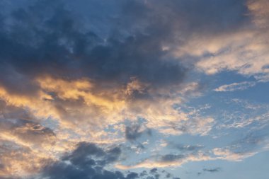 Güzel bir akşam gökyüzü, altın bulutlar doğal bir arka plan.