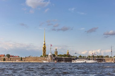 Neva Nehri ve turist gemileri St. Petersburg, Rusya 'daki Peter ve Paul Kalesi' nin rıhtımına yanaştılar.