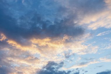 Doğal bir arka plan olarak çok renkli bulutlarla güzel bir günbatımı gökyüzü