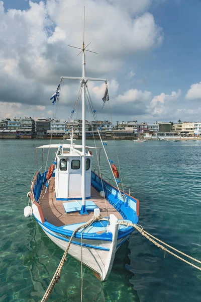停泊在希腊城市Hersonissos港口的小渔船 — 图库照片