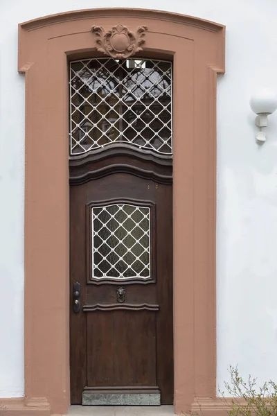 ドイツのマインツの歴史地区に金属装飾が施された美しい木製のドア — ストック写真