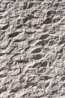 Çeşitli boyutlarda kumtaşı bloklarından oluşan dış duvar kapanıyor.