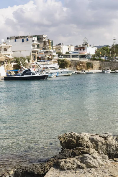 Pohled Malé Čluny Přístavu Řecké Rybářské Vesnice Sissi Úsekem Skalnatého — Stock fotografie