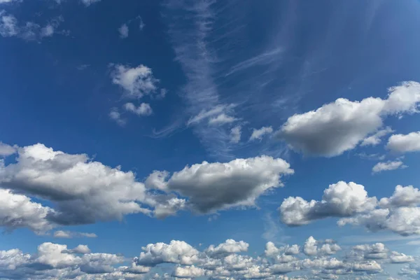 Schöner Blauer Himmel Mit Weißen Wolken Als Natürlicher Hintergrund — Stockfoto