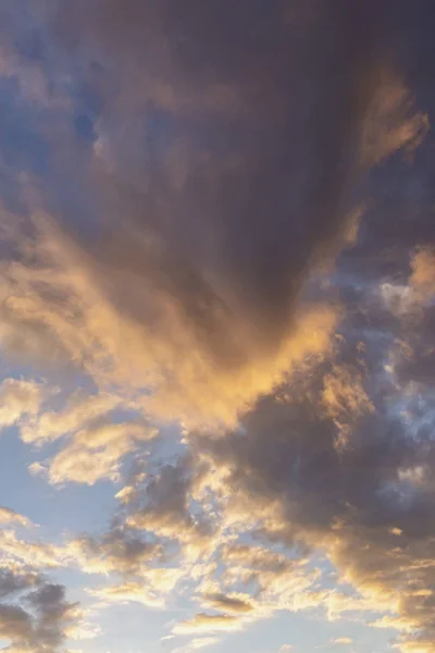Večerní Modrá Obloha Mraky Ozářenými Zapadajícím Sluncem — Stock fotografie