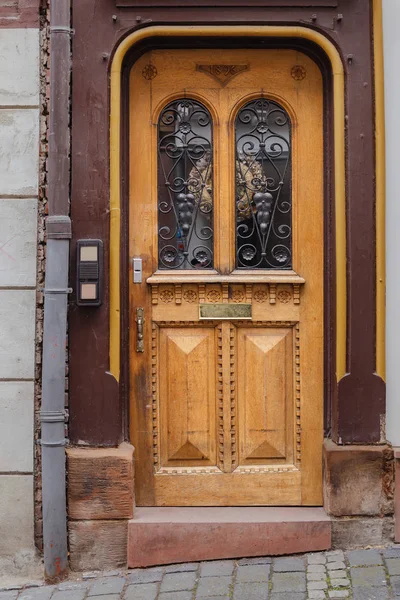 ドイツの小さな町ジーゲンの歴史的な部分に金属装飾が施された古い木製のドア — ストック写真